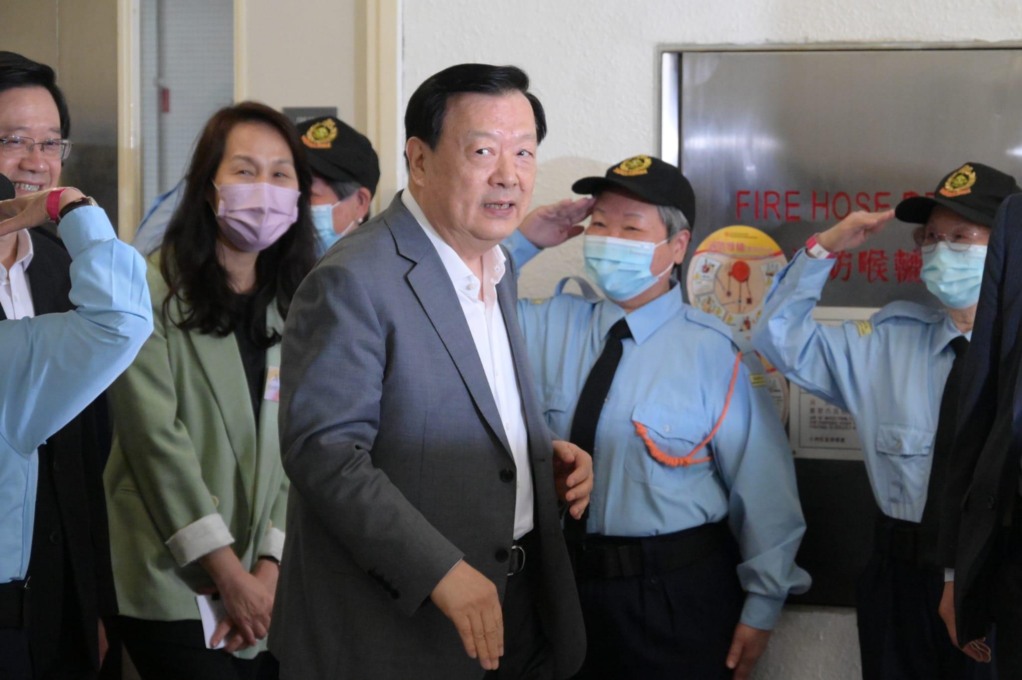 夏寶龍第二站到深水埗地區康健中心,現場有工作人員致敬。(李睿哲攝)