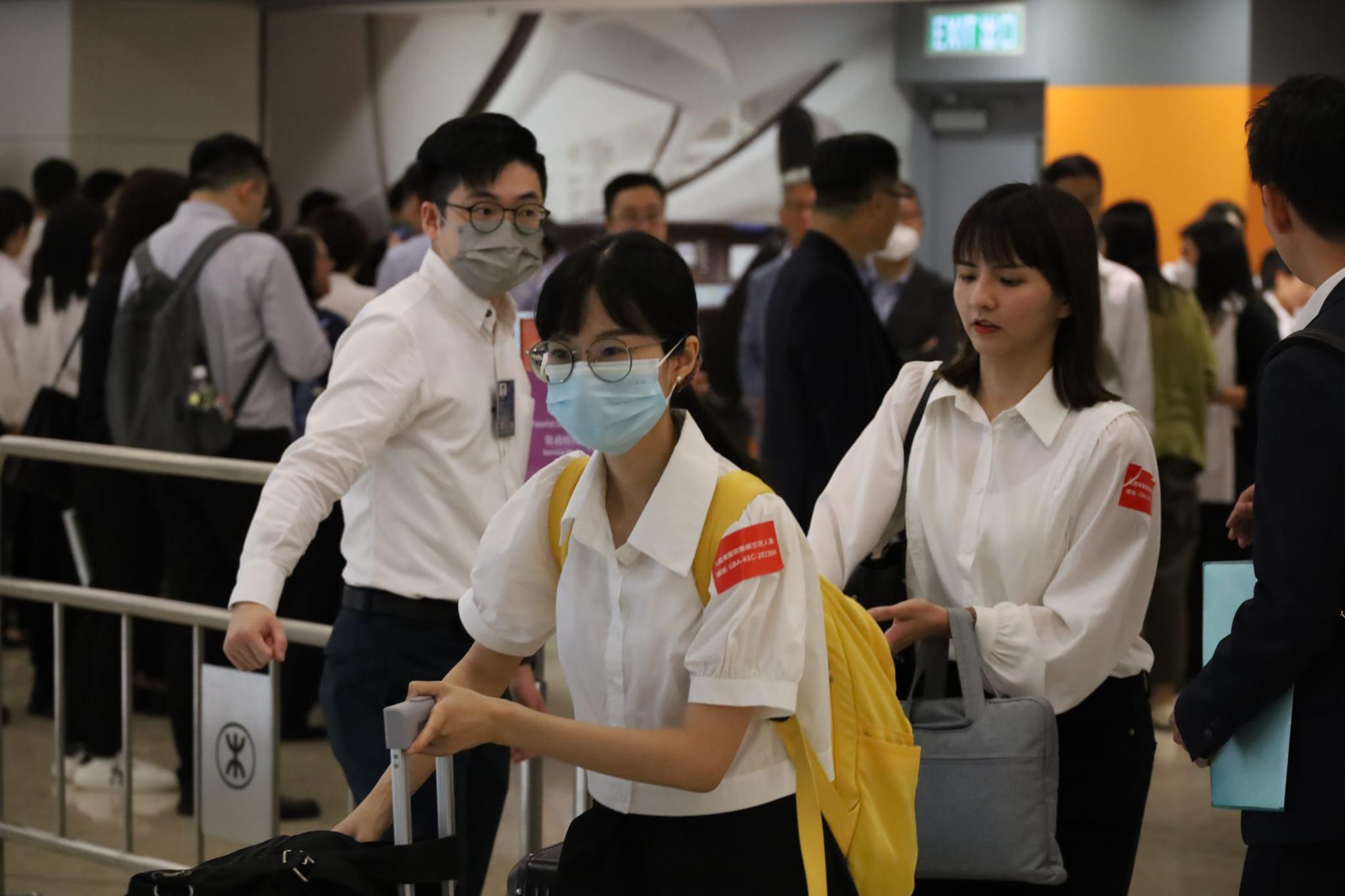 首批約80名大灣區醫護今日抵港。(鍾式明攝)