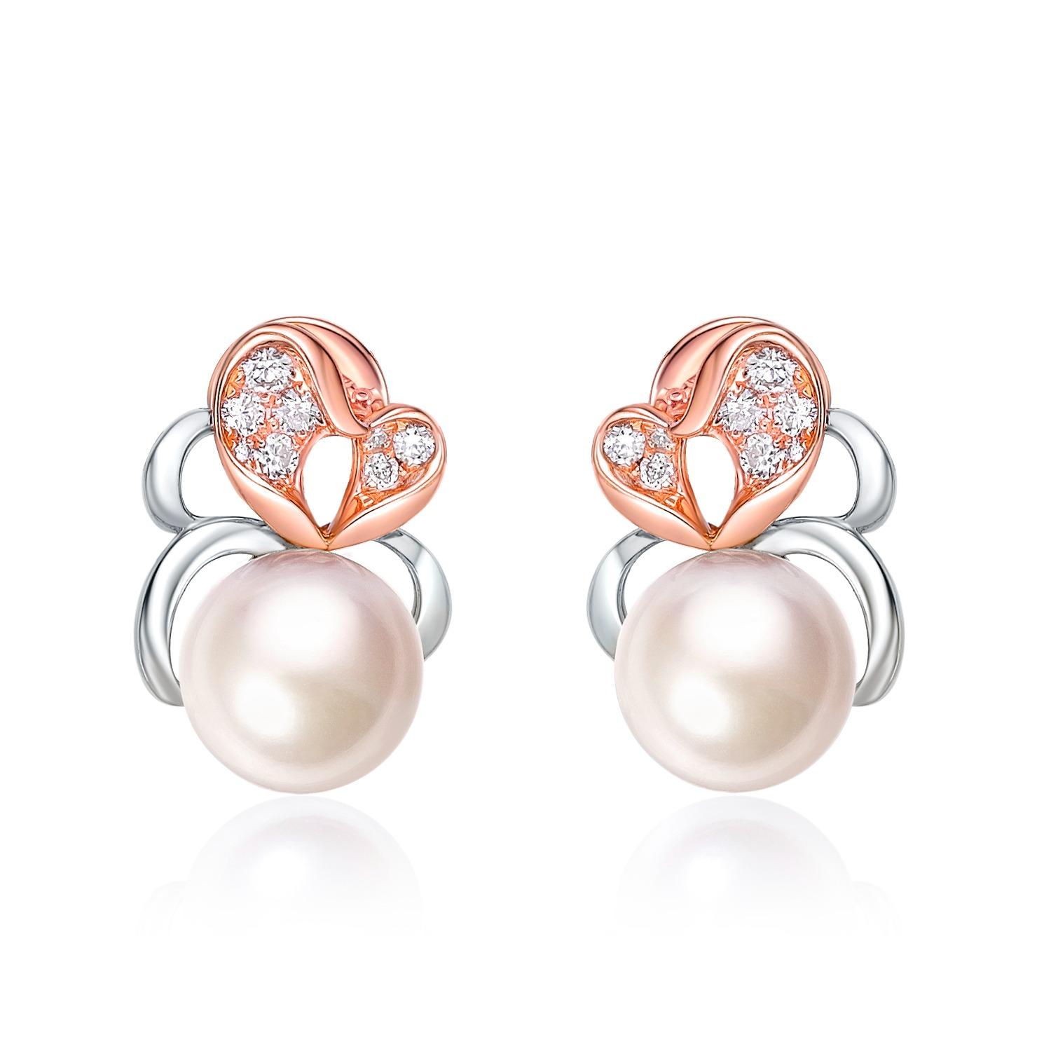 母親節禮物2023推介|周大福18K白色及玫瑰色黃金美鑽珍珠長春花 心形線條耳環 $7,700起