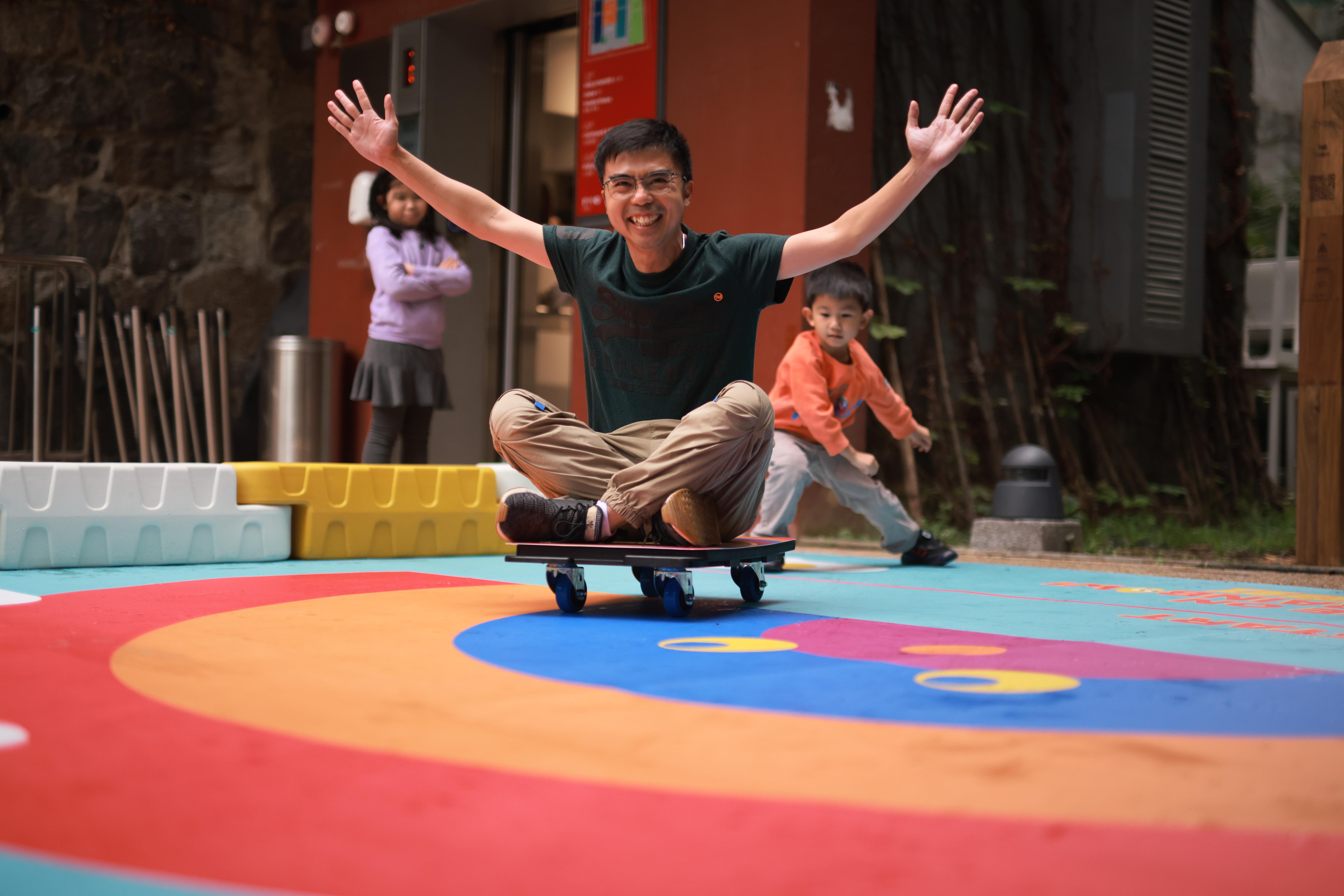 組隊完成的「小車車大彩虹」講求合作精神。