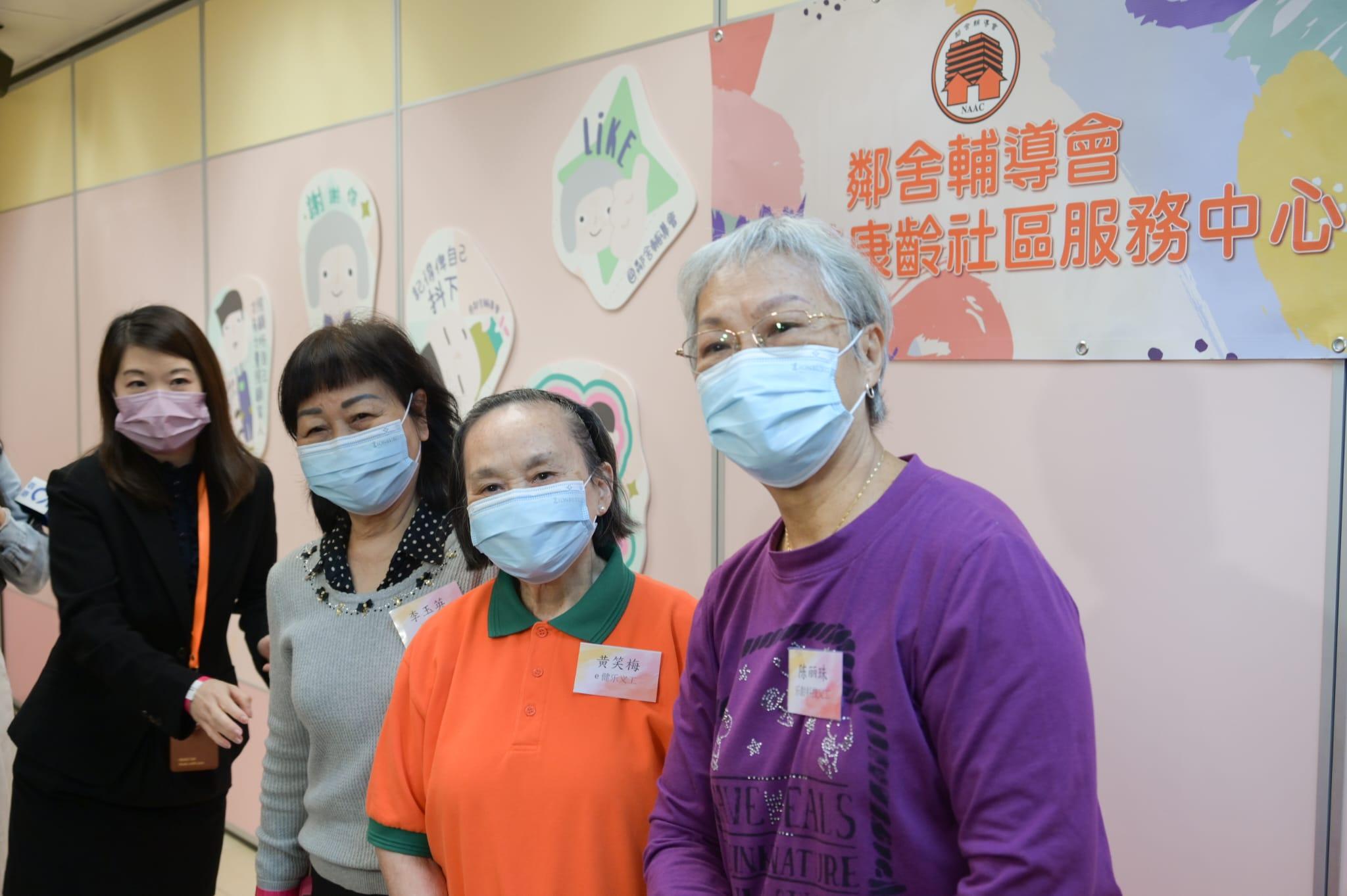 3位義工長者與夏寶龍交流,當中長者義工黃小姐(右二)指,夏寶龍稱她為大姐,又說她像小姑娘般。(李睿哲攝)