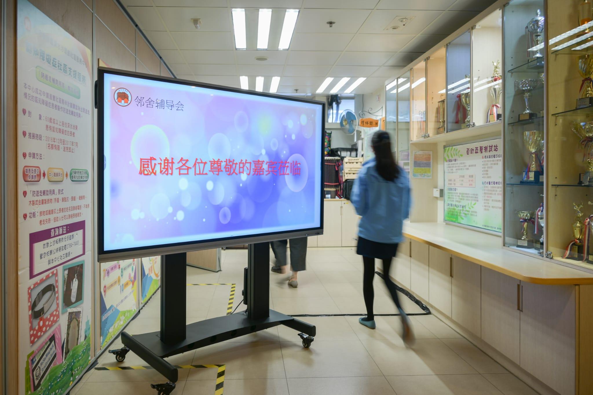 夏寶龍其後到附近社區中心,社區中心內擺放以簡體字成為的歡迎字句。(李睿哲攝)