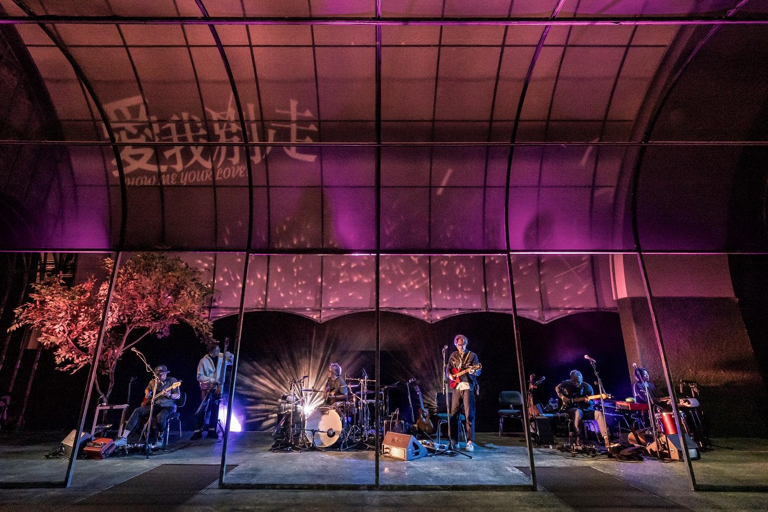 黃子華和林海峰跟現場演奏的「小兵」 Le Petit Soldat 樂隊,與觀眾全場大合唱一句「各位觀眾晚安」,為舞台劇畫上圓滿句號。