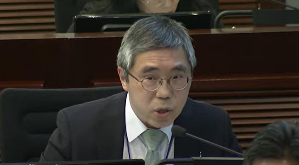 行政署長盧世雄表示,租用太古廣場甲級寫字樓安排合適,認為費用屬可以接受的水平。(立法會影片截圖)