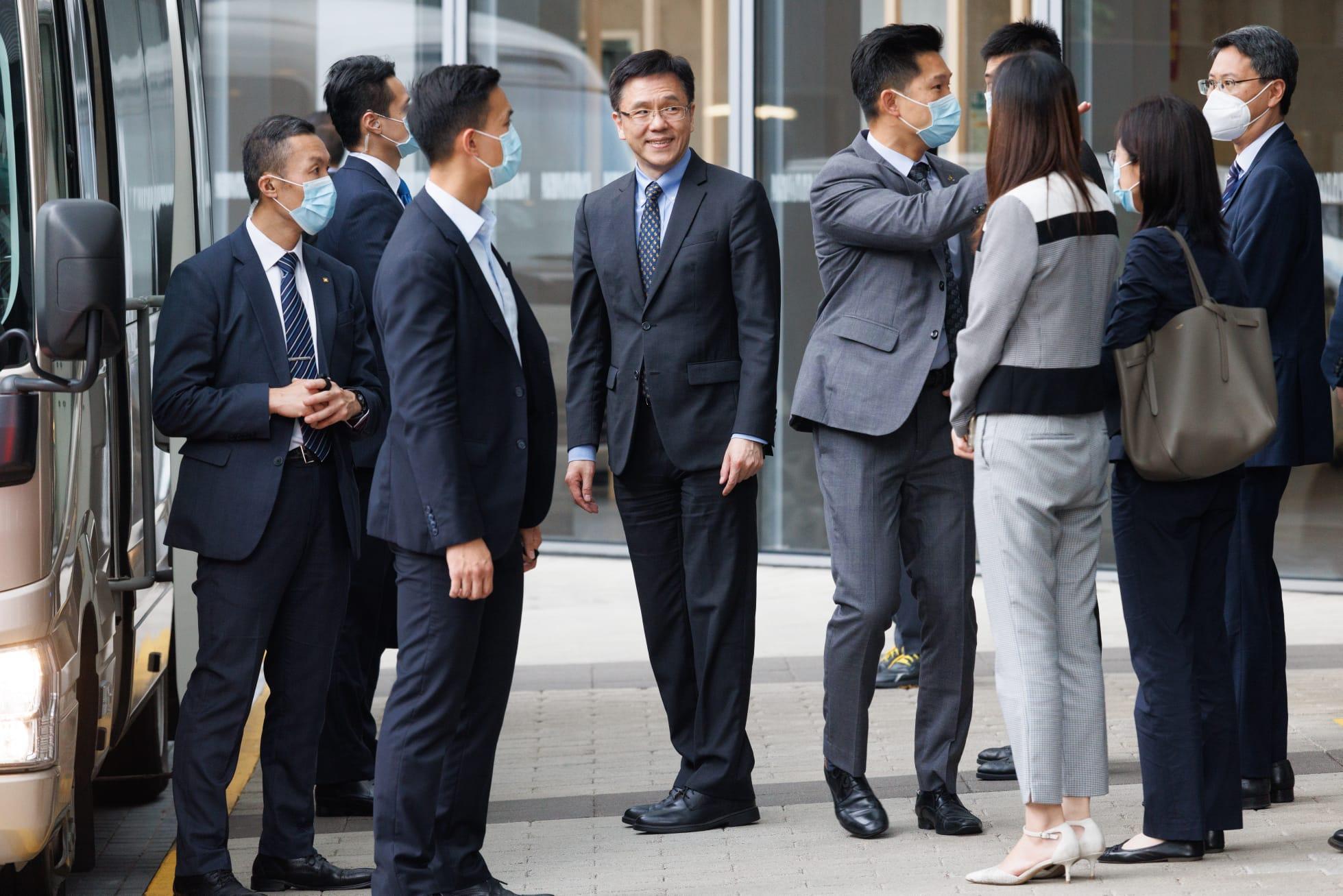 夏寶龍下午參觀科學園,創新科技及工業局局長孫東在現場迎接。(蘇文傑攝)