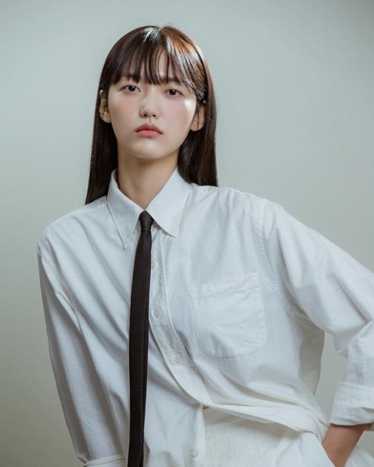 鄭彩律出身自模特兒界,近年已轉型成為一位演員。