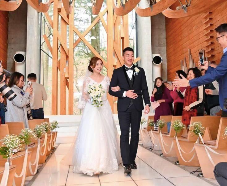 潘杰寧2020年同拍拖多年男友結婚。