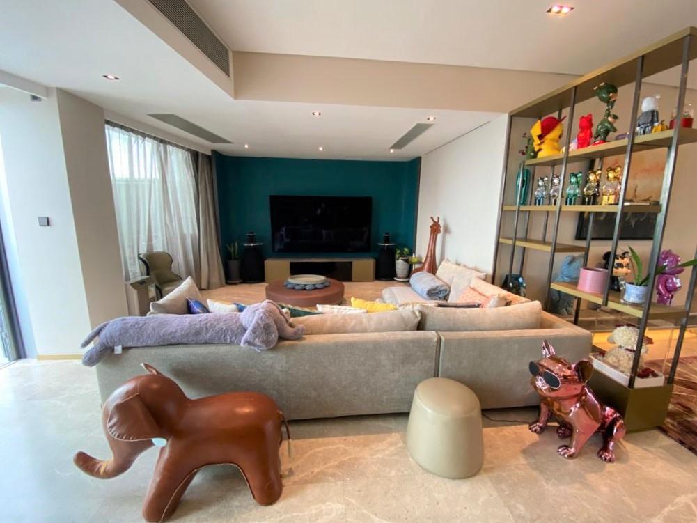 客廳一端擺放大型梳化組合後,仍有不少活動空間。