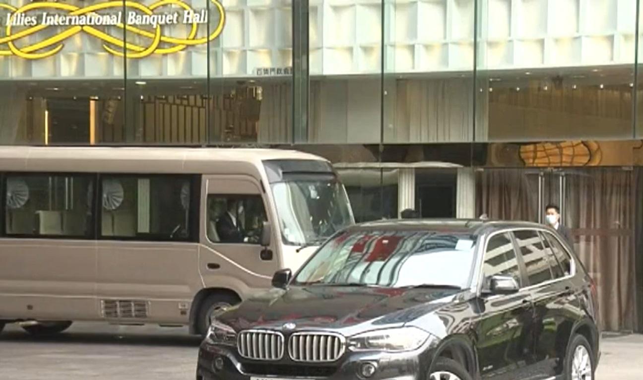 夏寶龍今早到九龍灣宏天廣場一間酒樓飲茶。(新聞截圖)