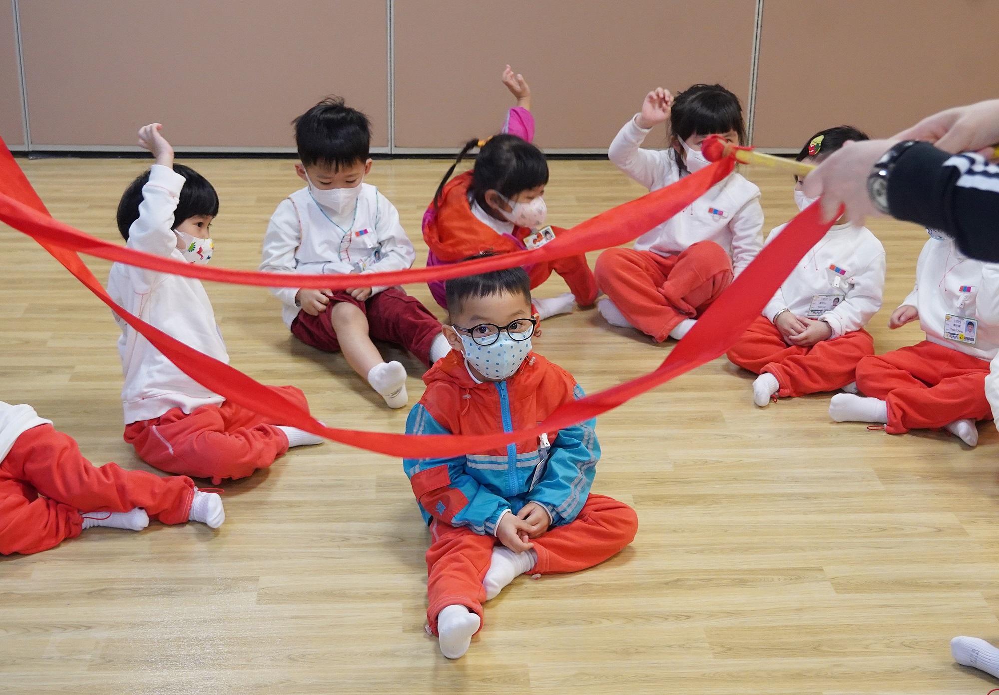 奧福音樂會教授學生肢體律動、節奏旋律及樂器等,從中學習文化知識。