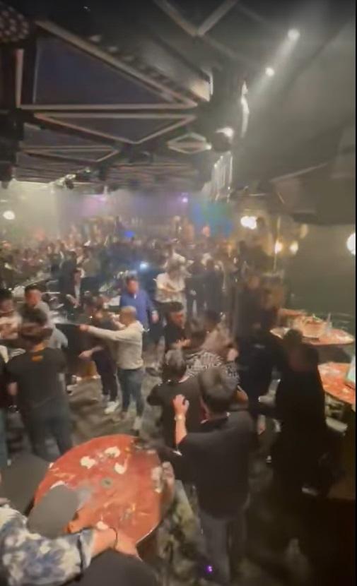 酒吧現場兩幫人混戰。(網片截圖)