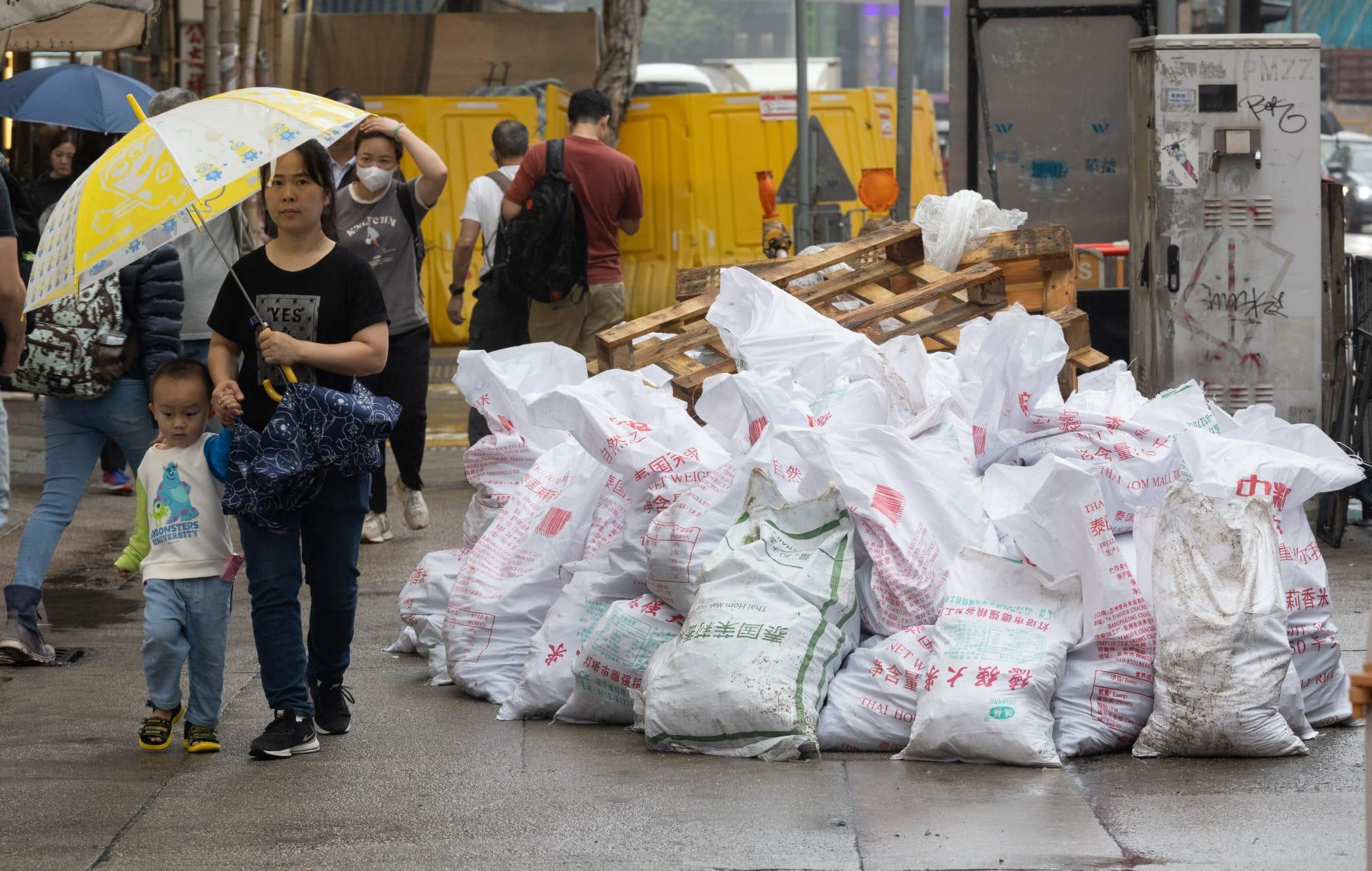 消息指,行會通過店舖阻街及非法棄置建築廢物罰款增至6,000元。(蘇文傑攝)