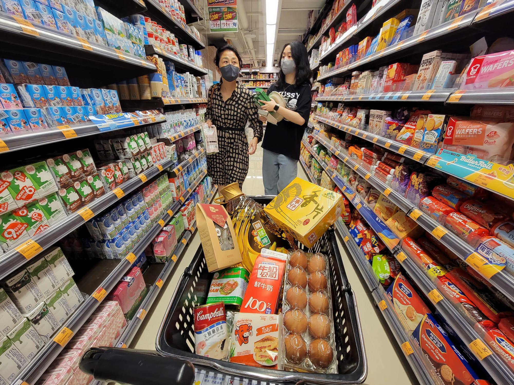 超市貨品去年加價2.1%,糧油食品排首位。(鍾式明攝)