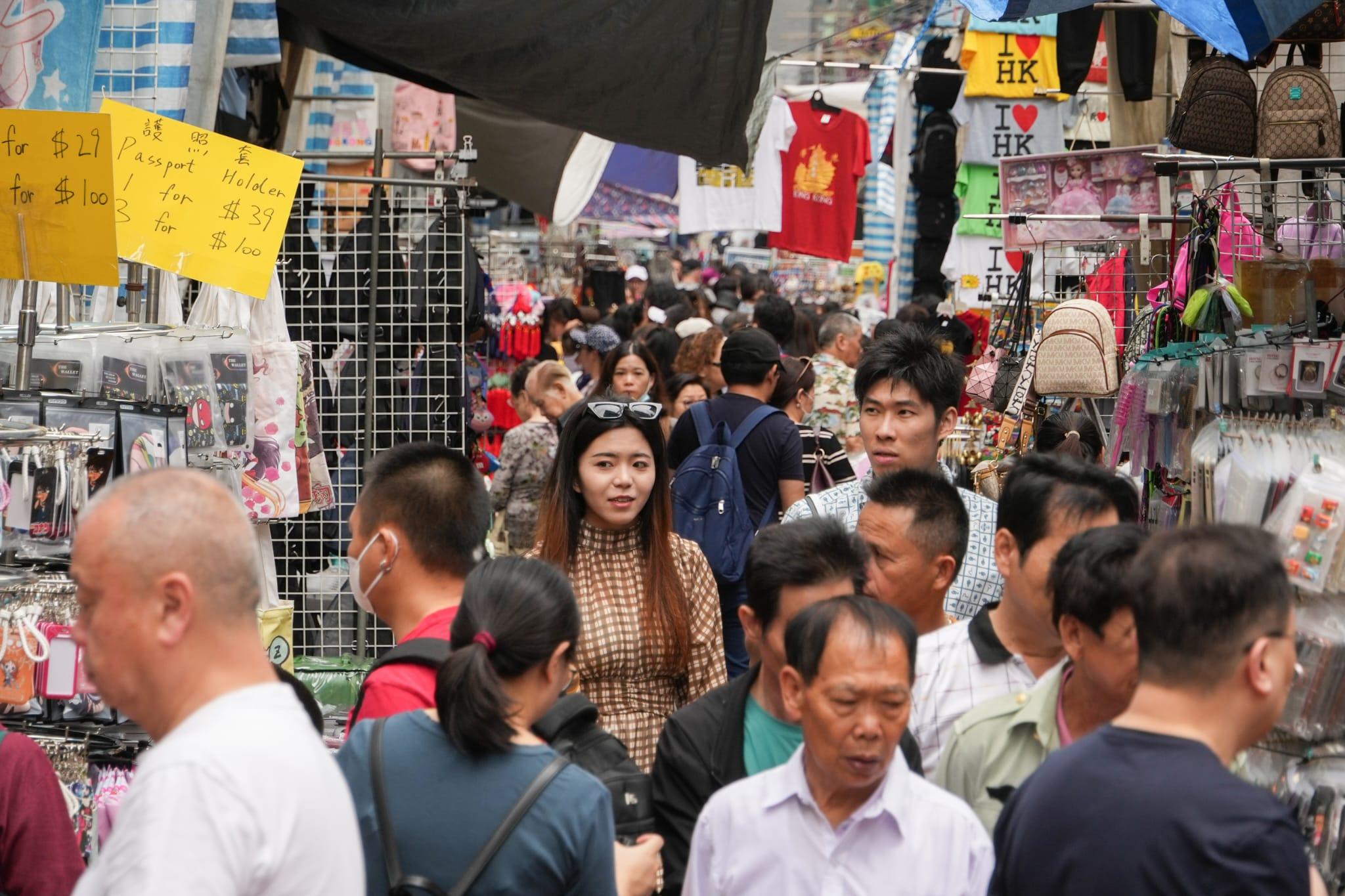 在旺角亦有不少市民及旅客。(李睿哲攝)