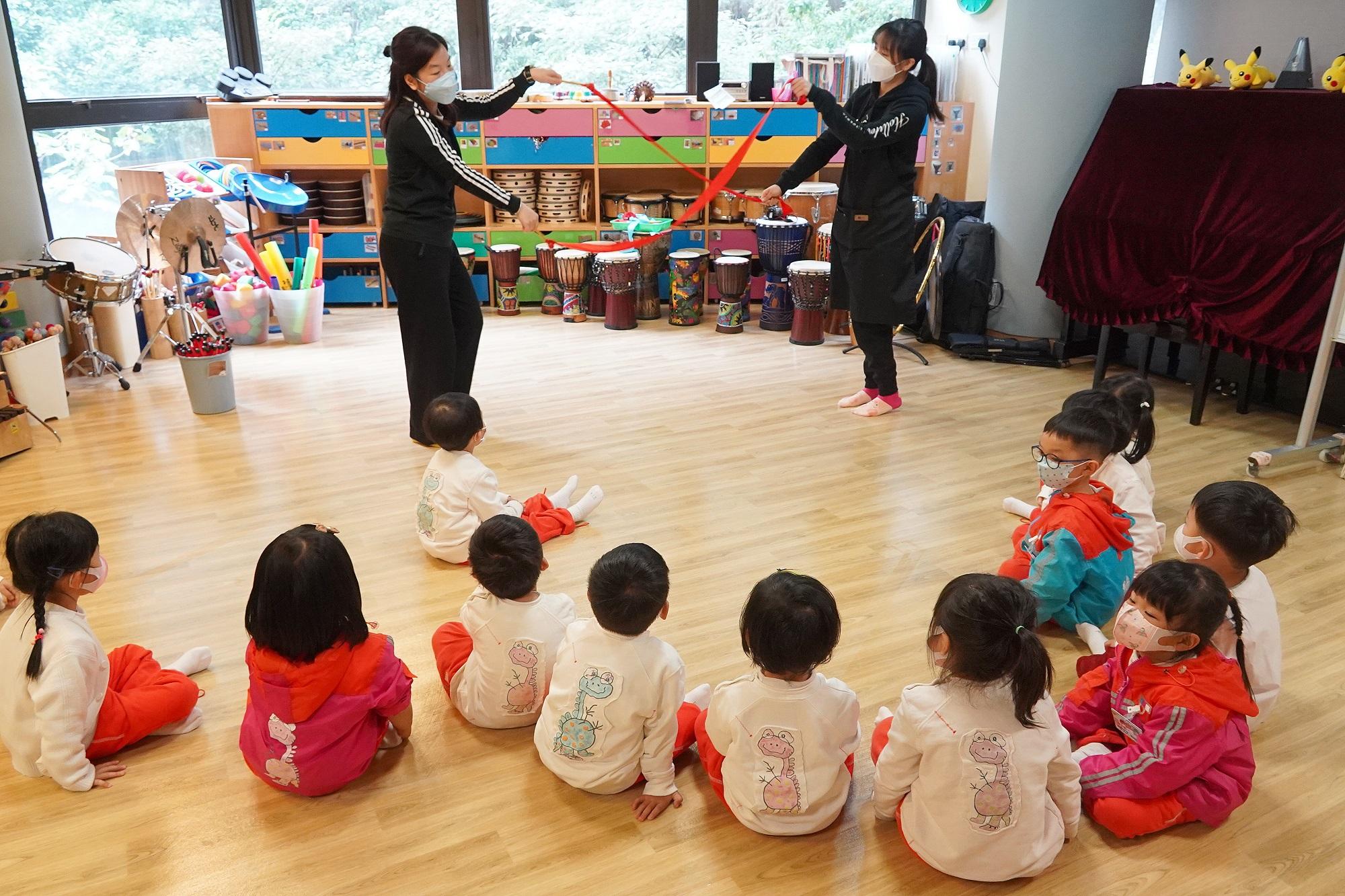 奧福音樂會教授學生肢體律動、節奏旋律及樂器等,從中學習文化知識。