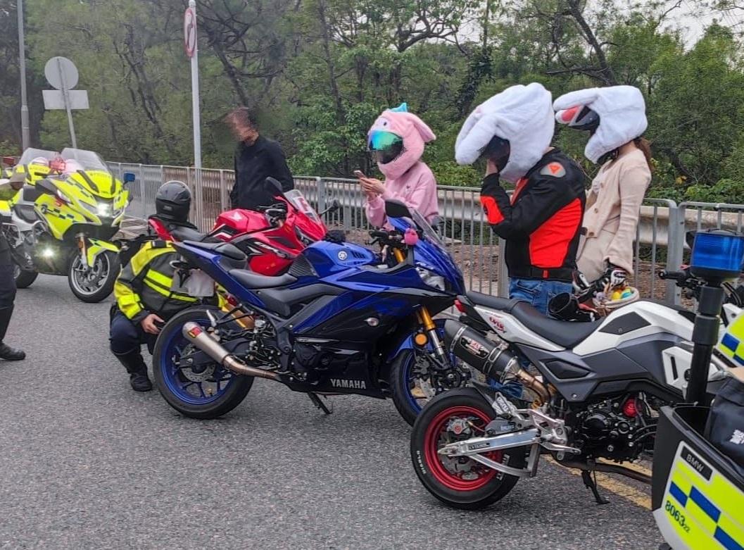 警方復活節假期在西九龍區打擊非法賽車,並拘捕7名本地男子。(警方圖片)