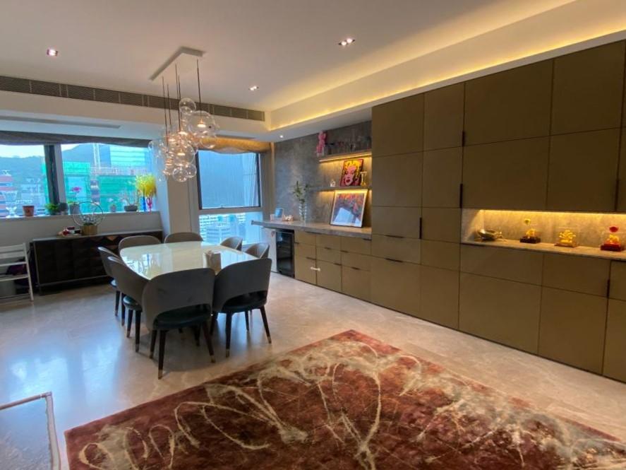 大廳設有不少儲物櫃及裝修櫃,收納空非常充裕。