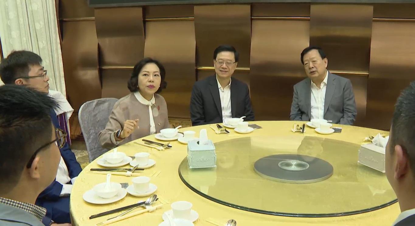 夏寶龍早上到九龍灣酒樓飲茶,特首李家超及局長麥美娟陪同。(政府新聞處影片截圖)