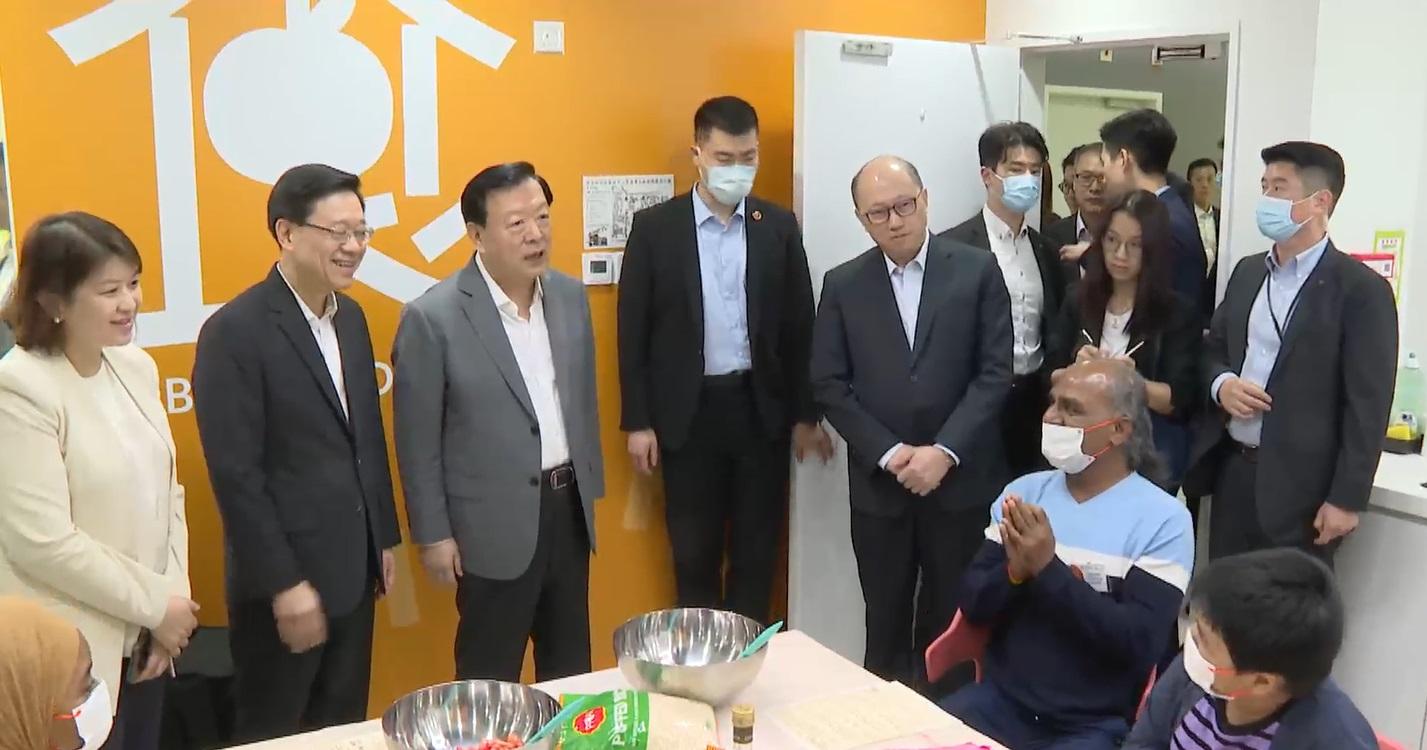 夏寶龍到深水埗地區康健中心視察,並與市民接觸。(政府新聞處影片截圖)