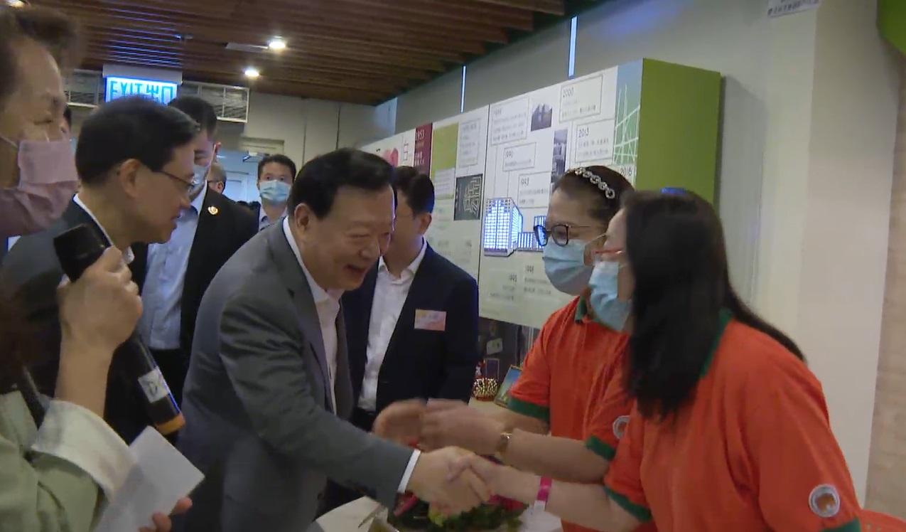 夏寶龍其後再去附近社區中心,與職員握手。(政府新聞處影片截圖)