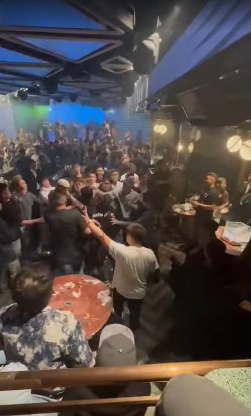 酒吧現場兩幫人混戰。(網片截圖)