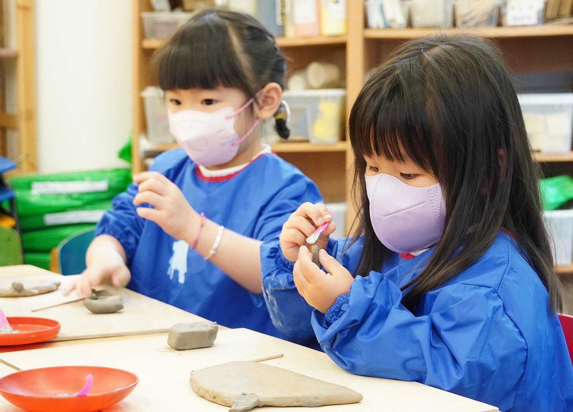 學校利用主題教學及高廣度教學法,讓孩子選擇想參與的活動。