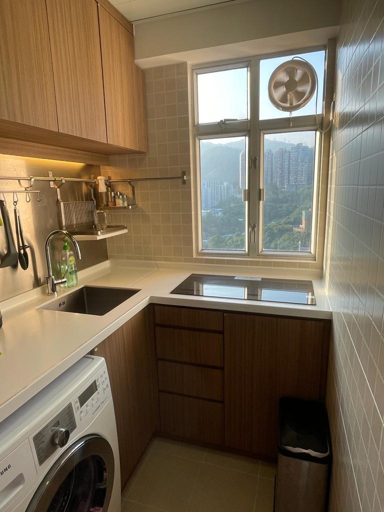 廚房配套簇新,光線充沛,更在開揚山景下入廚。