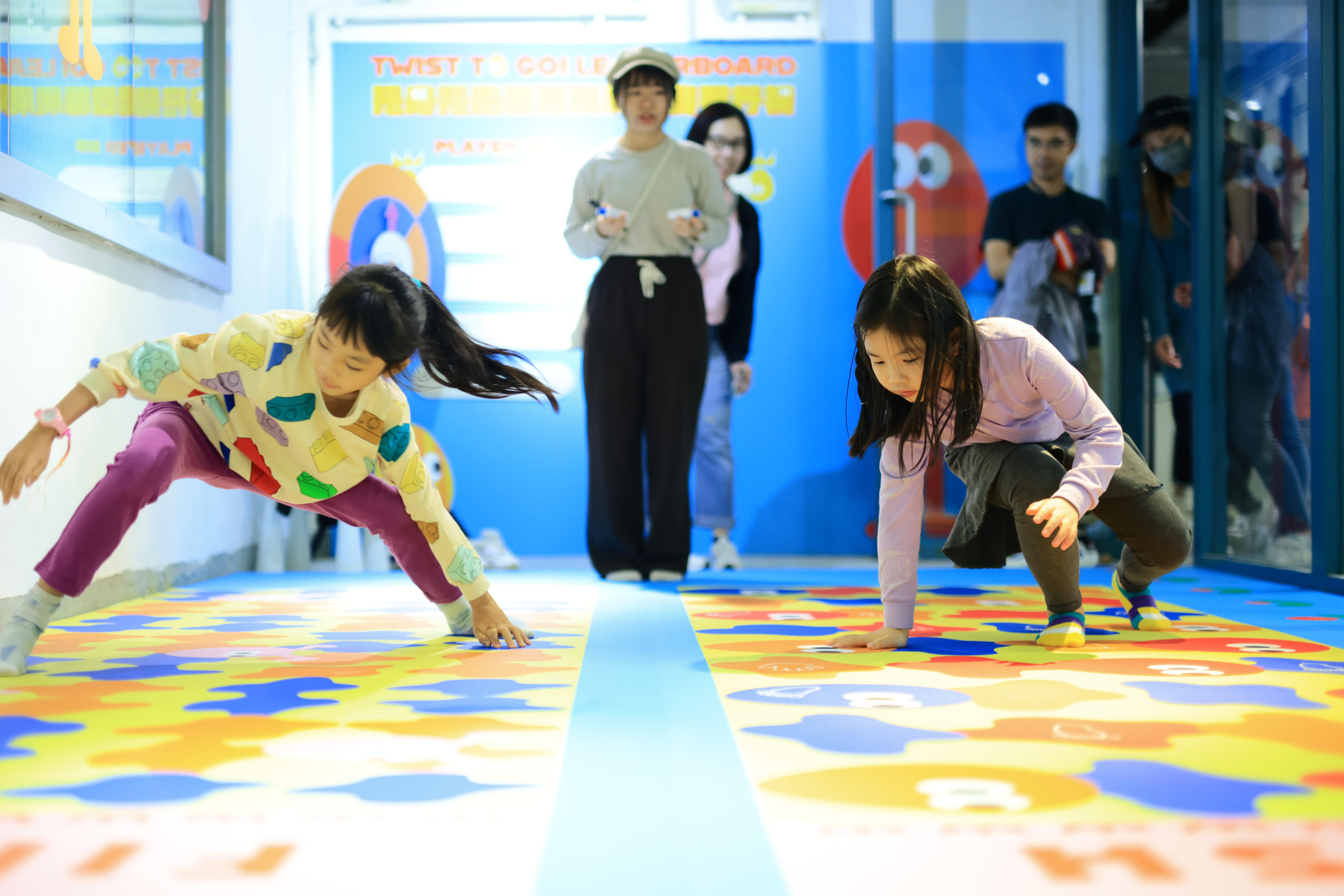 「扭身扭勢四腳爬爬大賽」是個挑戰自己及別人的柔韌度的比賽。