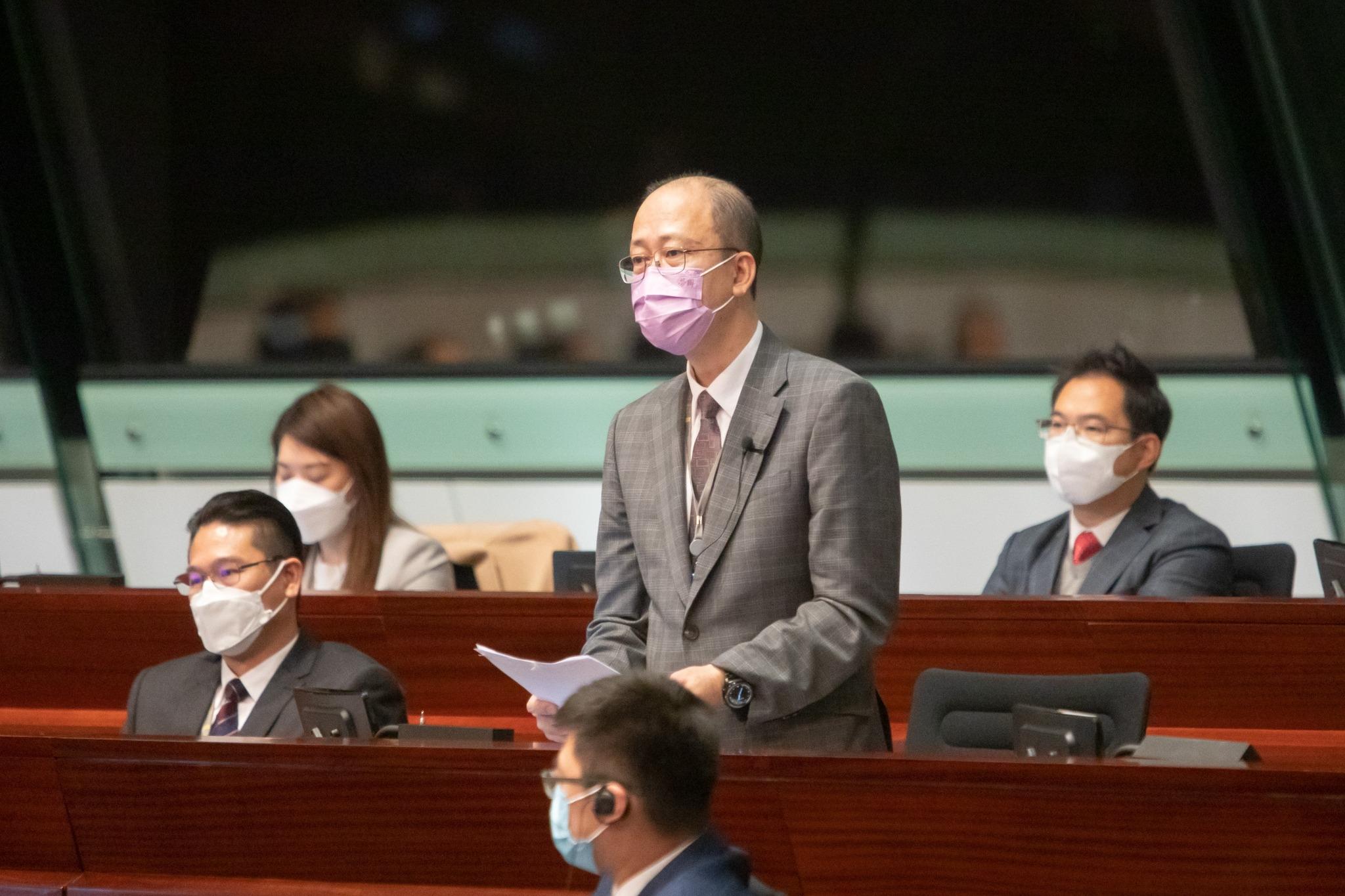 勞聯周小松表示,「補充勞工計劃」有26個不可輸入外勞工種,全部是一些入職門檻較低的行業。(周小松fb圖)