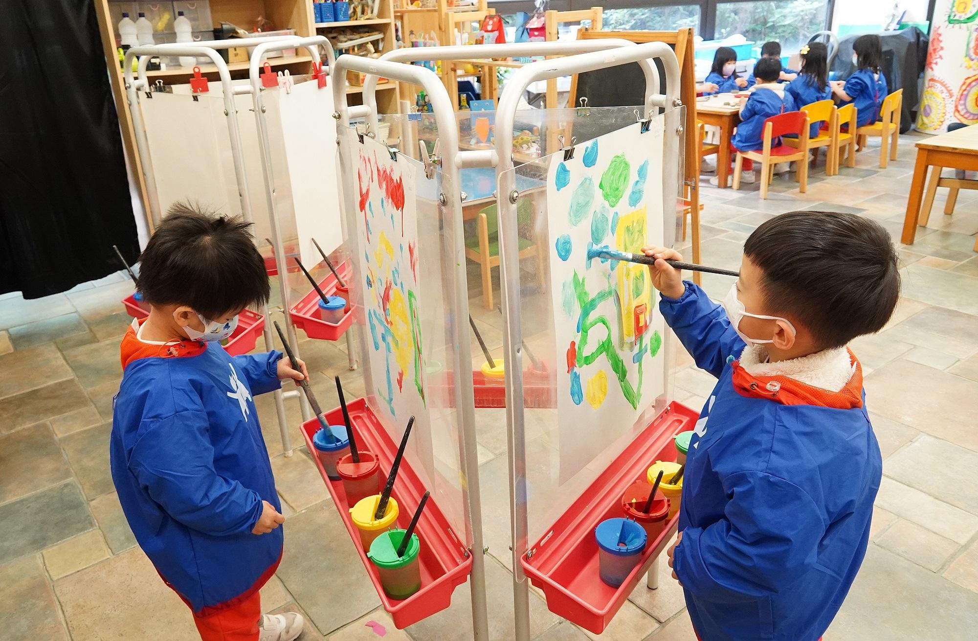 學校利用主題教學及高廣度教學法,讓孩子選擇想參與的活動。