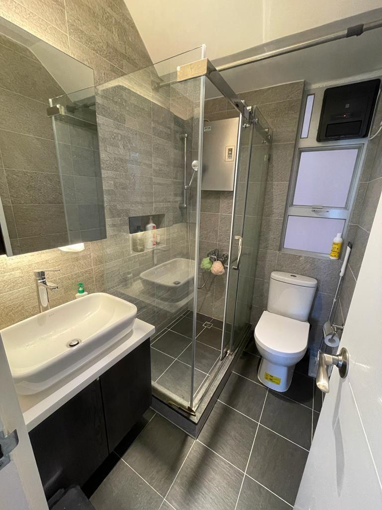 透明玻璃企缸浴室,以灰色為主調,整體新淨雅緻,用料亦不俗。