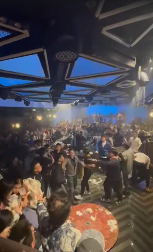 酒吧現場兩幫人混戰。(網片截圖)