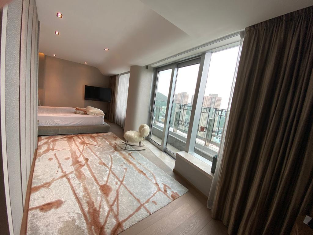 寬敞的主人套房外接露台,景觀望遊艇會海景,相當具氣派。