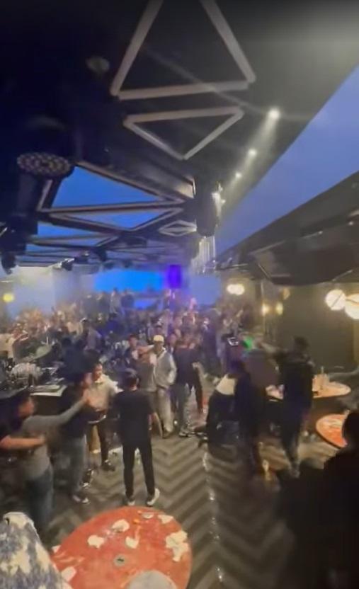 有人擲玻璃樽或酒樽等雜物。(網片截圖)