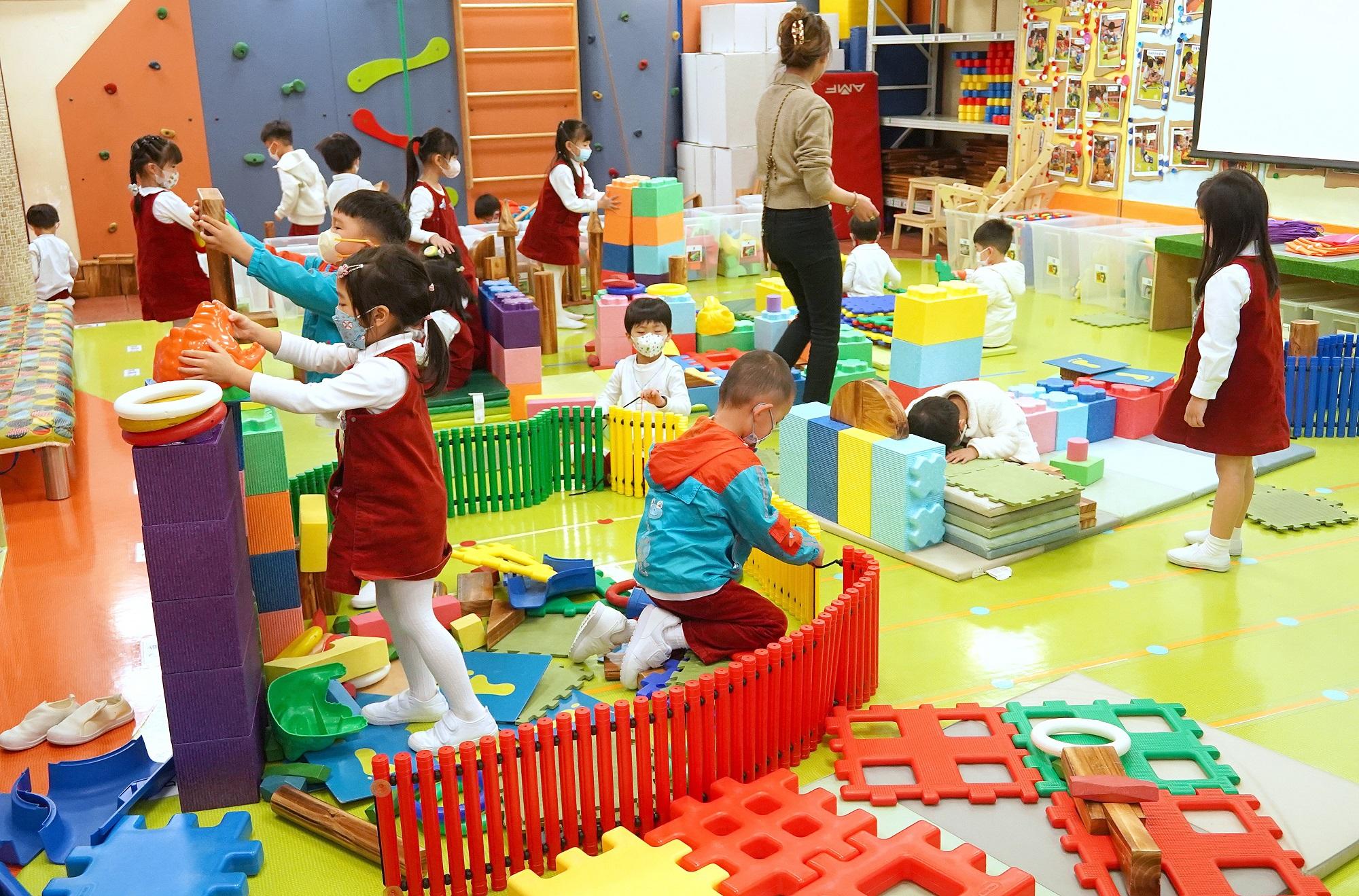 每天學生都有分組活動的時間,隨意創作自己的主題作品,之後再向同學講解。