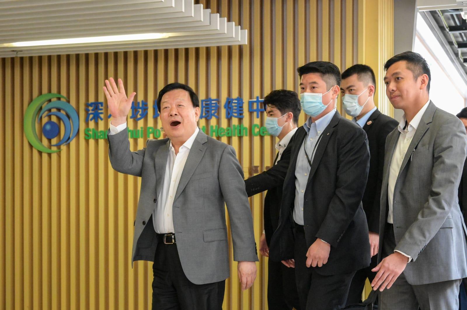 夏寶龍第二站到深水埗地區康健中心。(李睿哲攝)