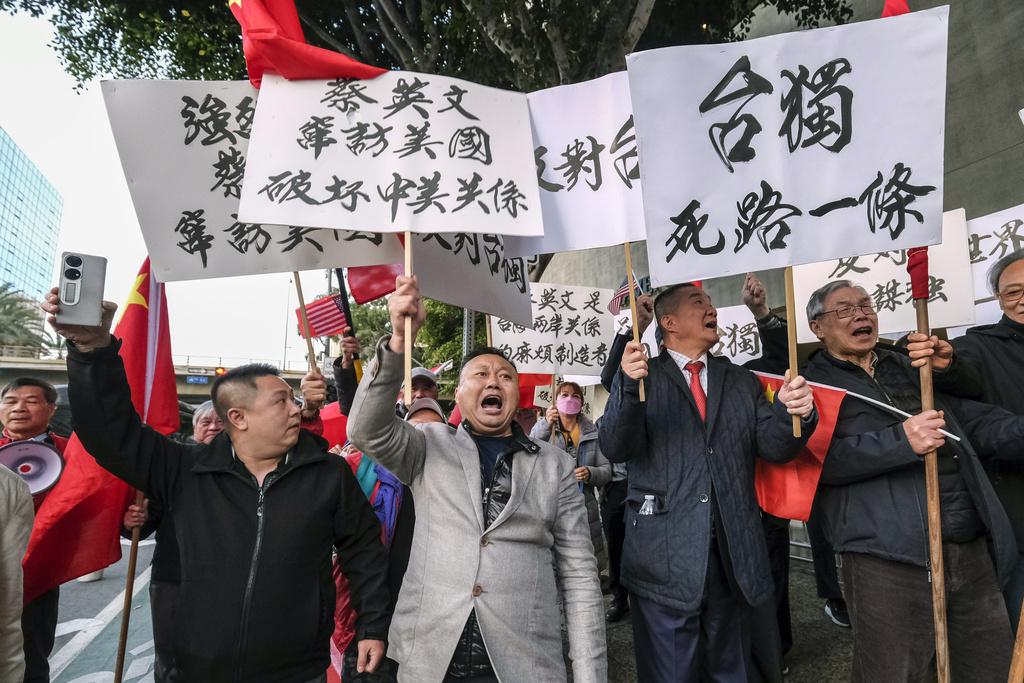 當地有團體反對蔡英文與麥卡錫會面。(美聯社)