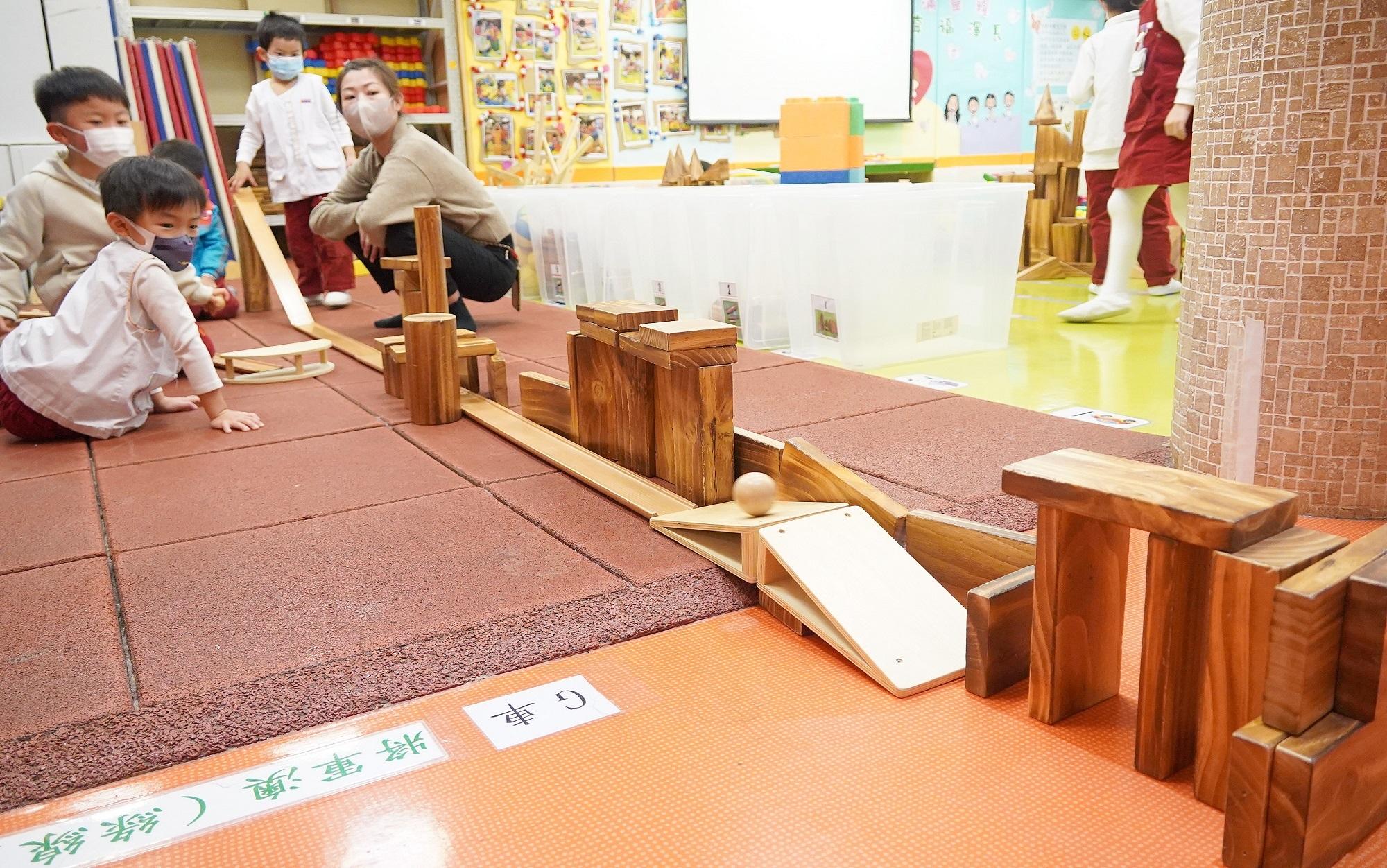 每天學生都有分組活動的時間,隨意創作自己的主題作品,之後再向同學講解。