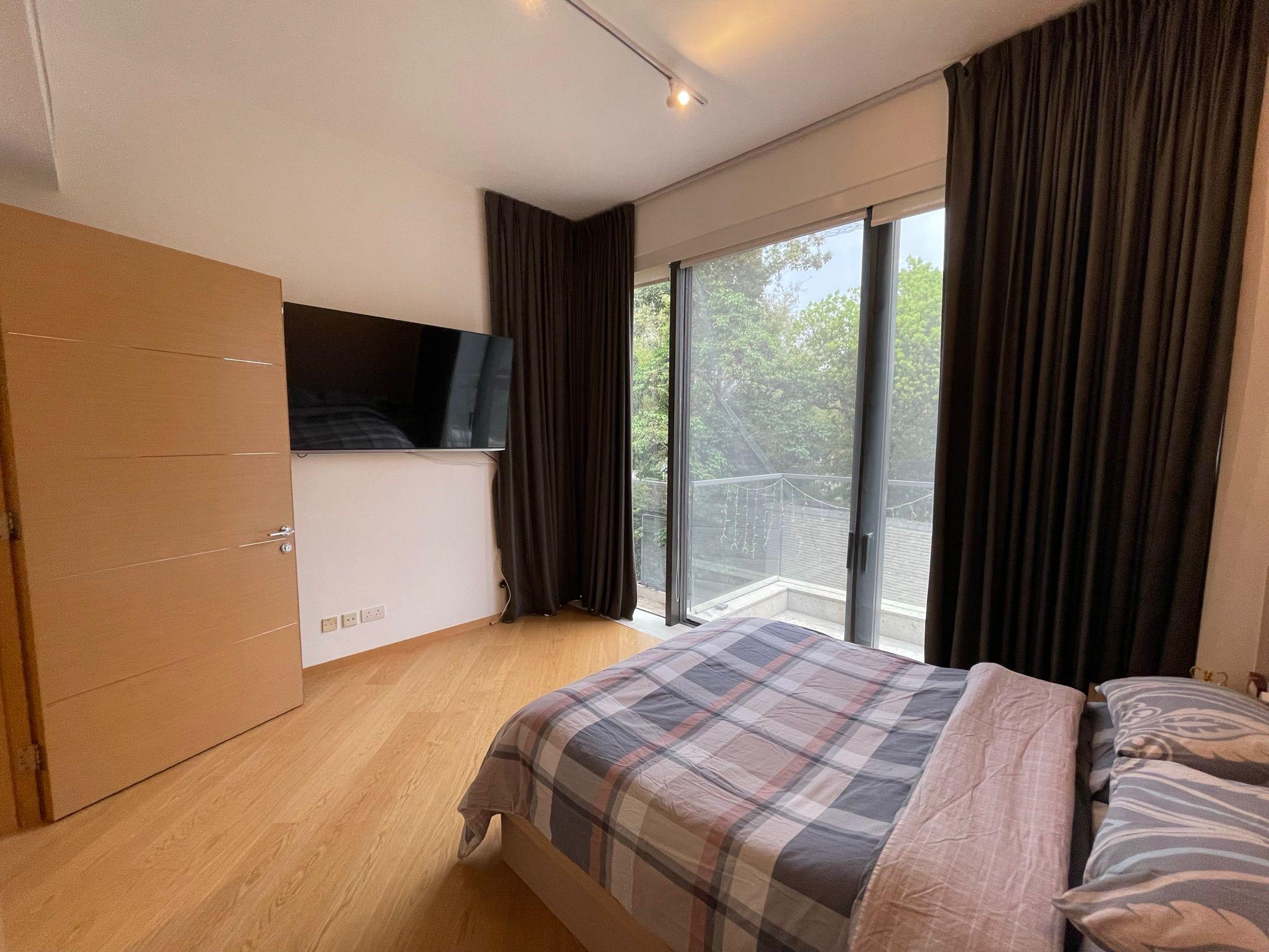 部分睡房附設露台,窗外綠樹成蔭。