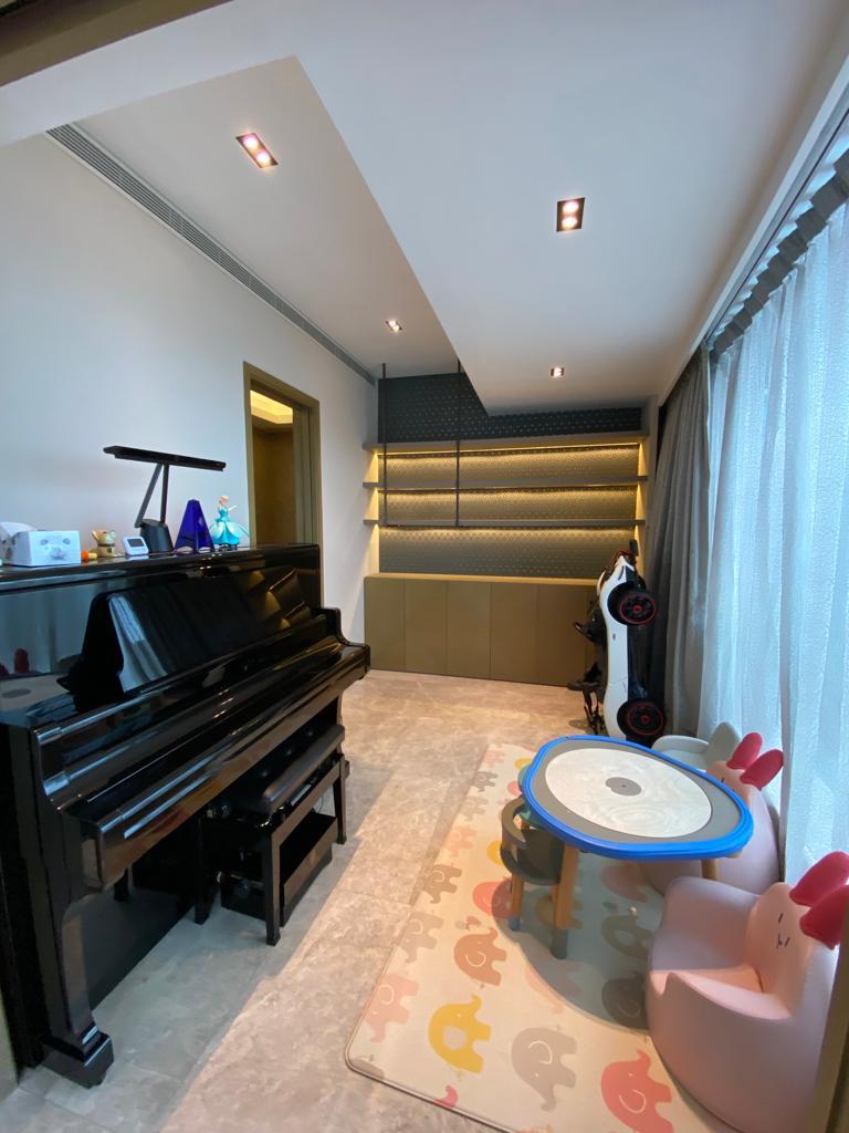 其中一間睡房改作活動室使用,長方形間隔亦十分實用。