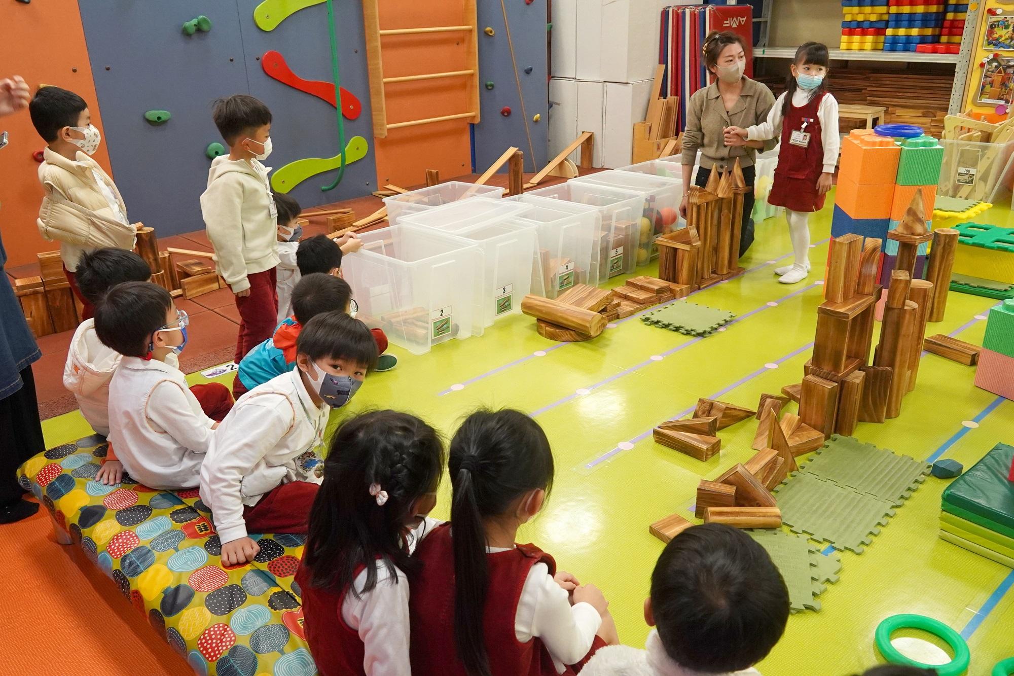 每天學生都有分組活動的時間,隨意創作自己的主題作品,之後再向同學講解。