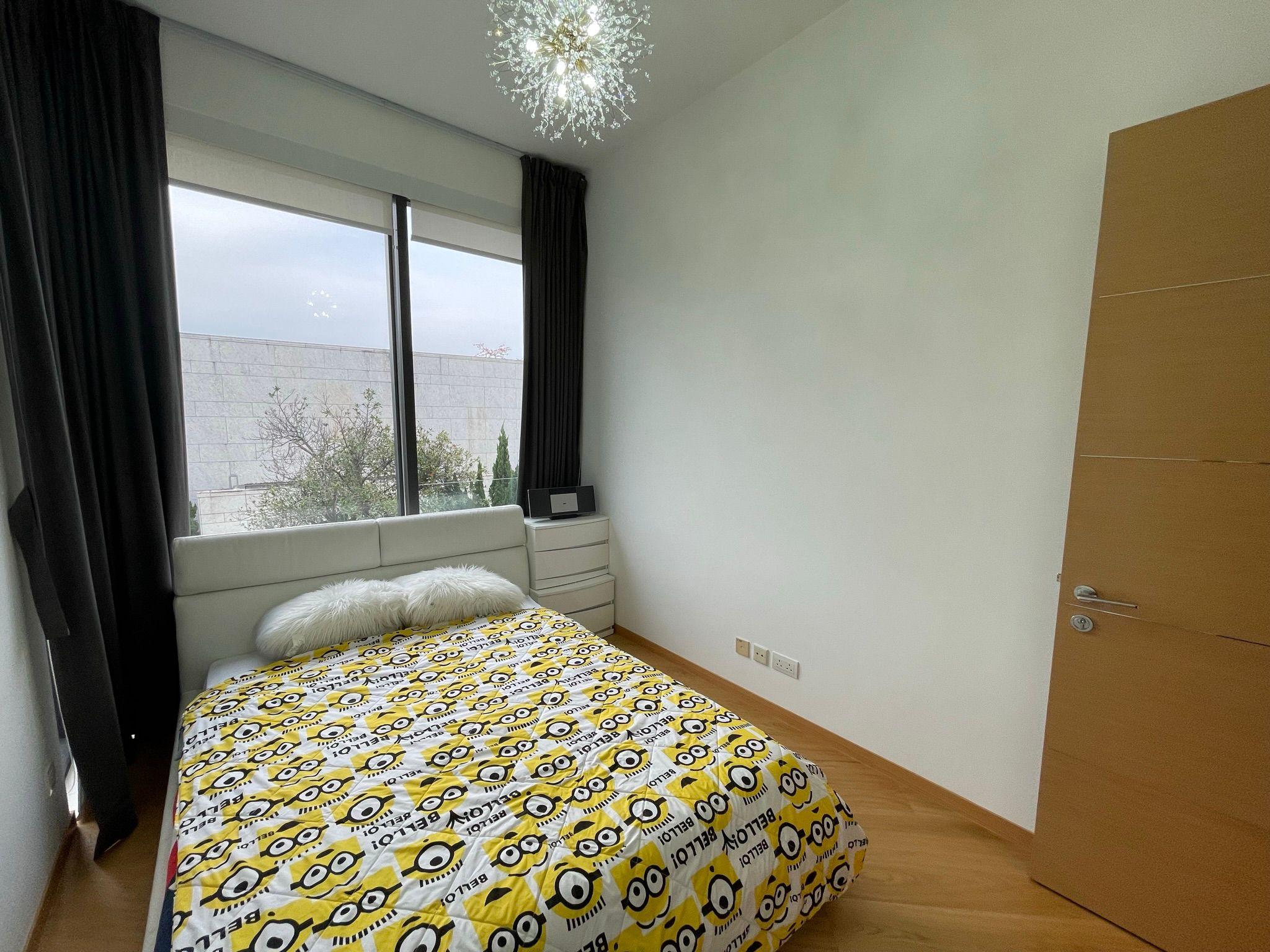 房間窗外闊大,室內光線充沛。