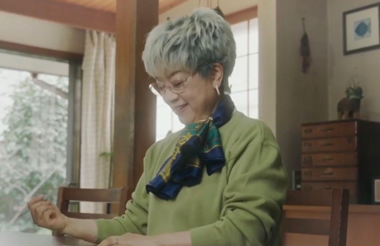 翁倩玉刻意化老妝來配合劇情。