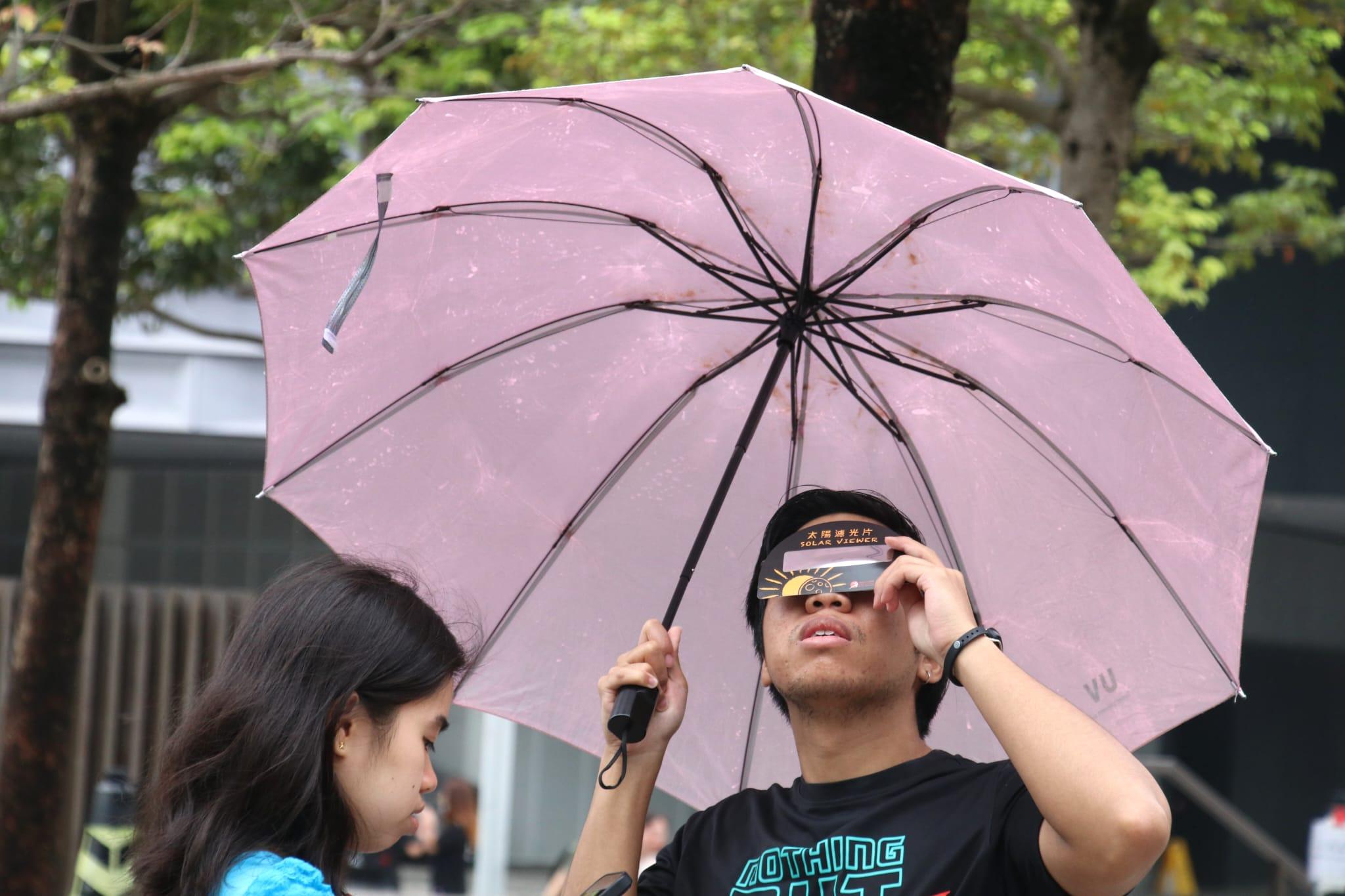 本港今午出現日偏食,吸引不少市民到街上觀看。(林俊源攝)