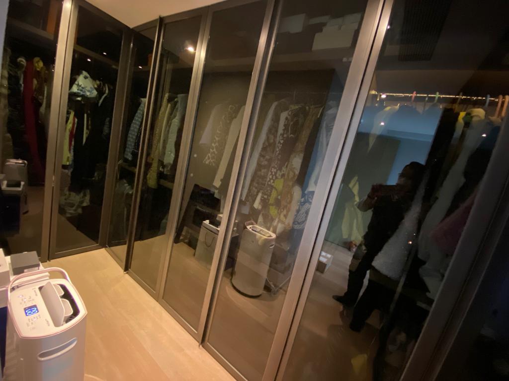 主人套房附設的衣帽間。