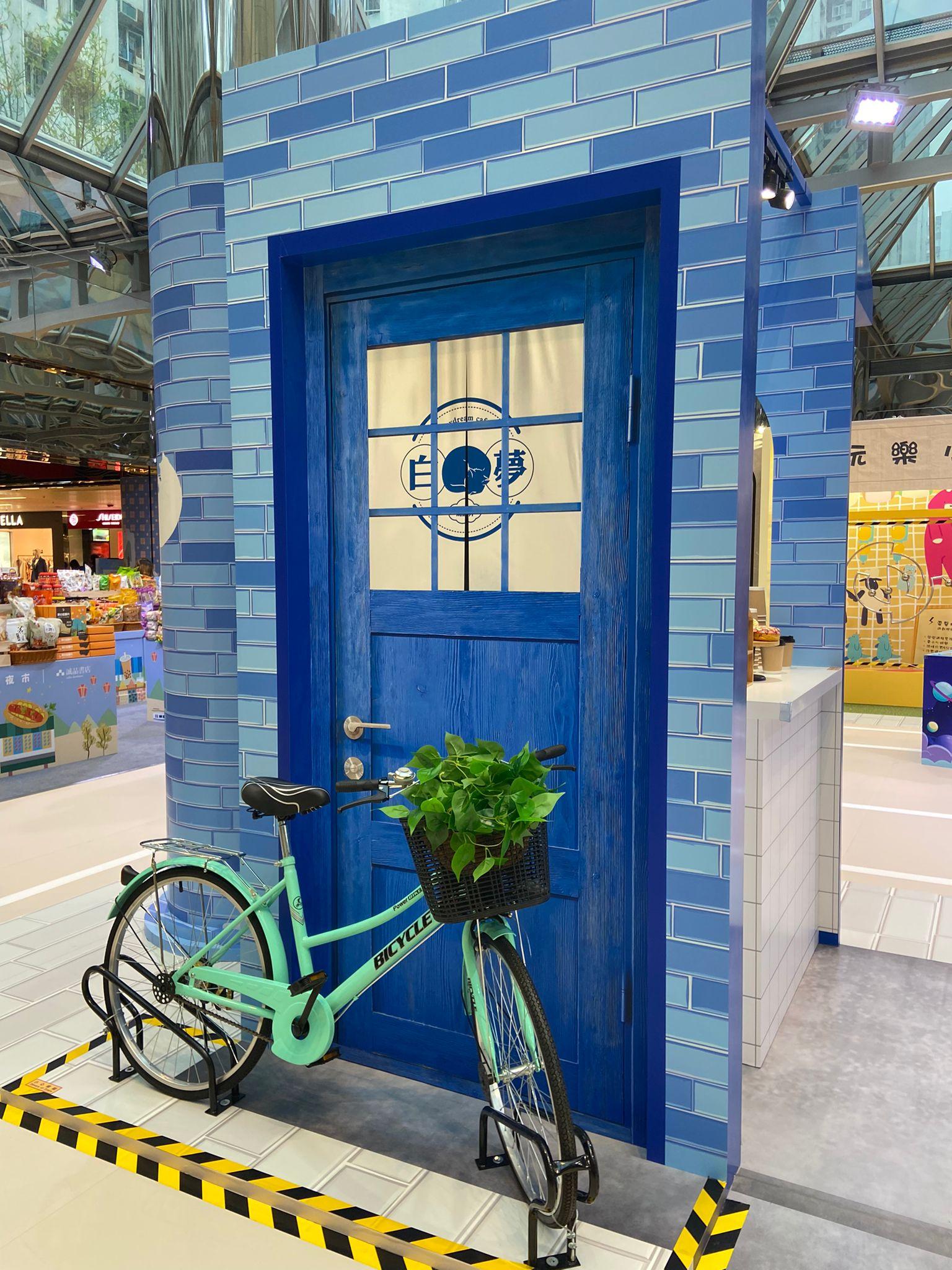 小店單車場景、幸福巴士站及以中文字部首配合夜市小食圖案的文青牆,既休閒又具文藝氣息。