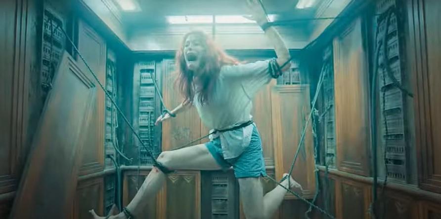 搬入新居後,Ellie開始被邪靈騷擾。