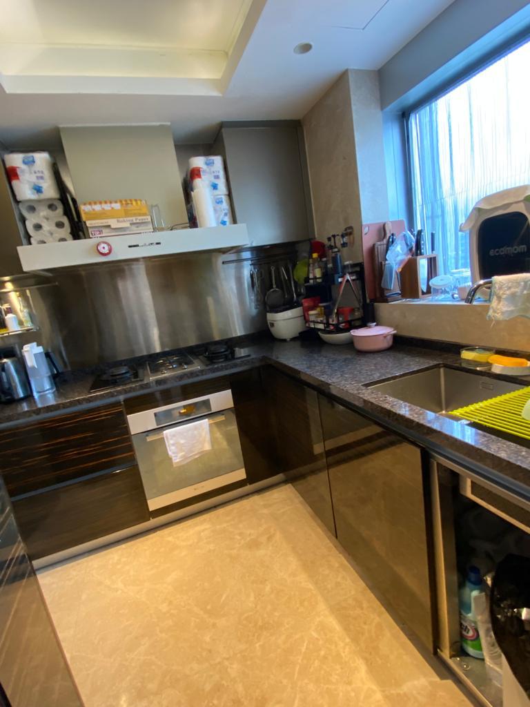 廚房配套新淨,兼且光猛。