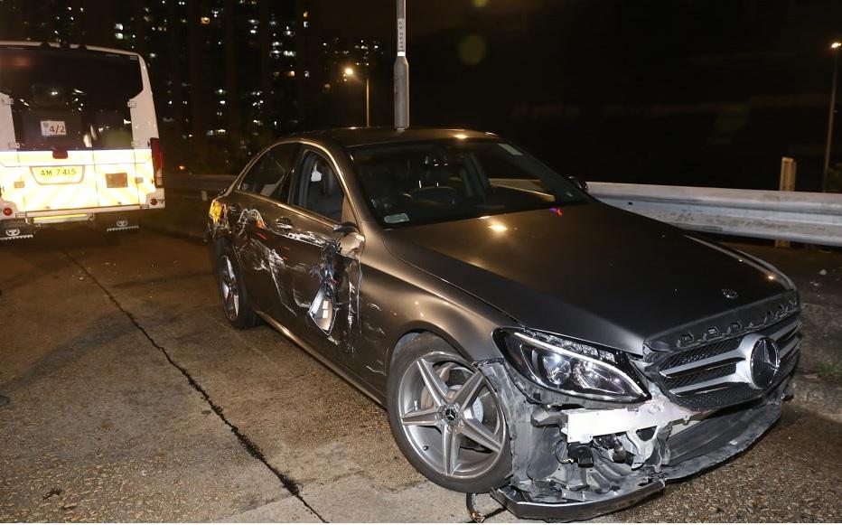 警方戰術巴士與平治私家車相撞 乘客包括中原集團施永青