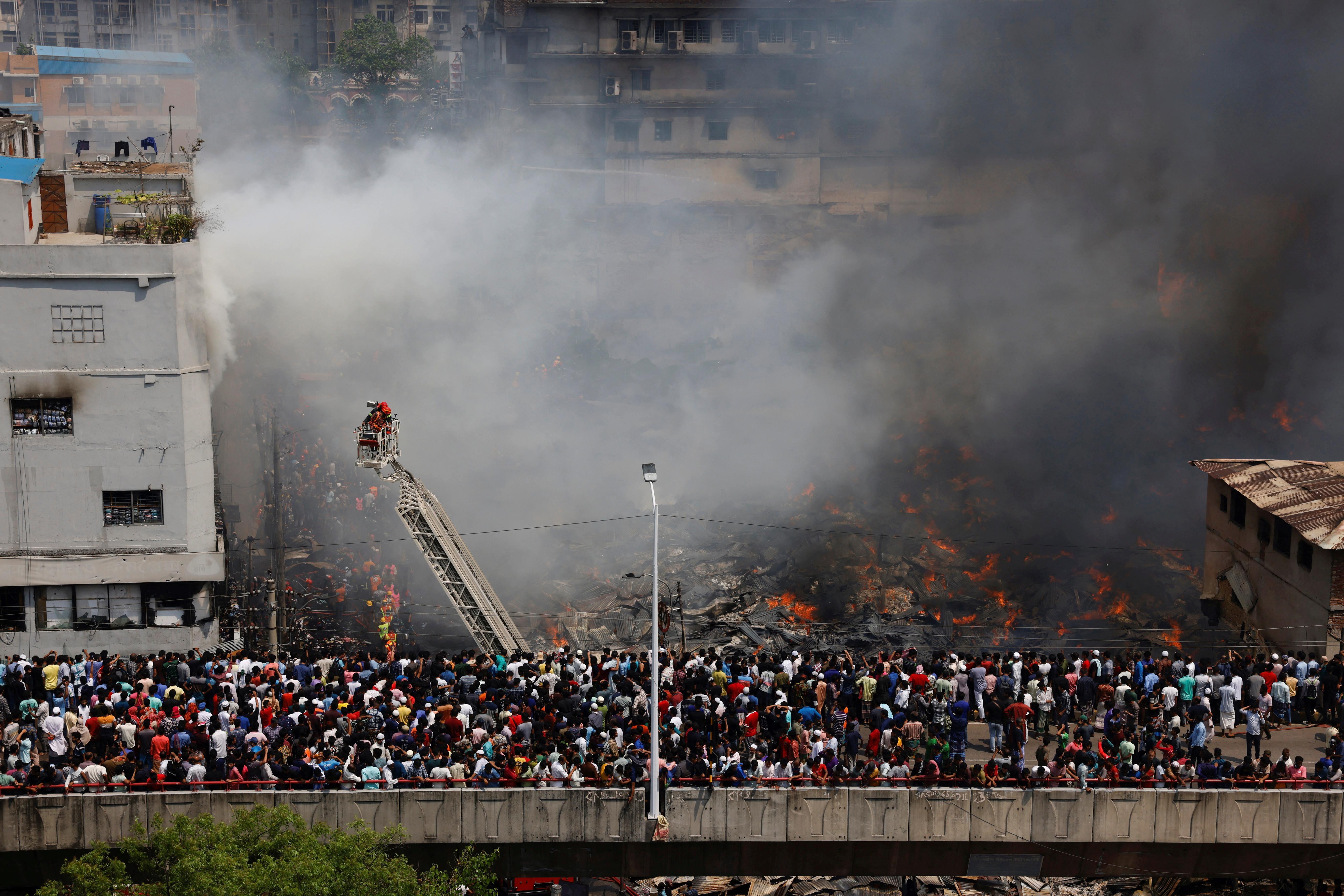 孟加拉首都成衣市場火勢猛烈。(路透社)